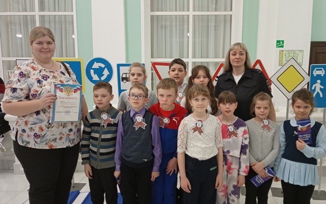 В рамках проекта «Мы вместе, мы с тобой, Россия» сотрудники Госавтоинспекции Свердловской области проводят практические занятия с детьми по ПДД